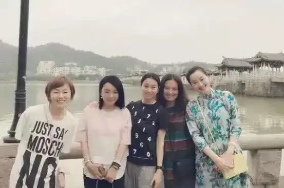 黄渤老婆终露真身,与黄渤合体出席晚宴,不是明星却满满少女味
