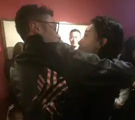 新晋金马影后周冬雨,在颁奖礼现场竟然是一枚行走的表情包
