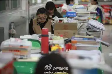 济南一大学学生在食堂备战考研餐桌变课桌
