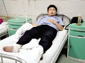 瓜贩与执法城管发生冲突持刀将其捅伤
