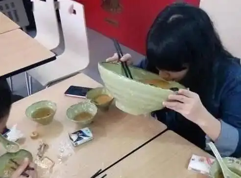 搞笑图片姑娘,相亲别吃这么多,你这样容易吓跑小伙子
