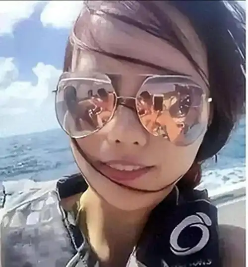 姑娘大意了镜片反射尴尬瞬间曝光

