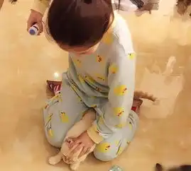 搞笑gif趣图妹子的凳子舞真好看,连小朋友都看入迷了
