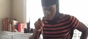 狗子找女主人玩,不小心让她看起来吸血鬼喝吐血的样子搞笑gif

