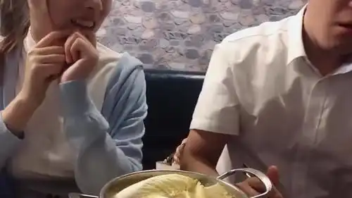 笑喷妹子,别喝酒了,等会又吐我一身
