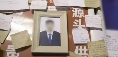 小伙照片被挂在电梯间还在征婚原来出手的是她
