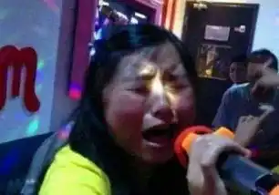 搞笑gif图大姐,你是年龄大了,还忘不了小时候做车吗

