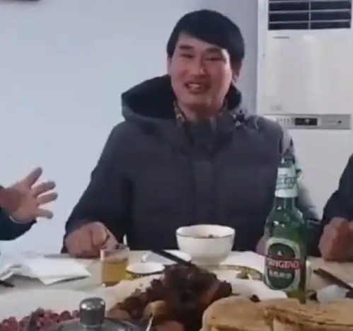 朱之文应邀去大吃大喝,谈笑间他喝的酒却亮了,网友纷纷不淡定
