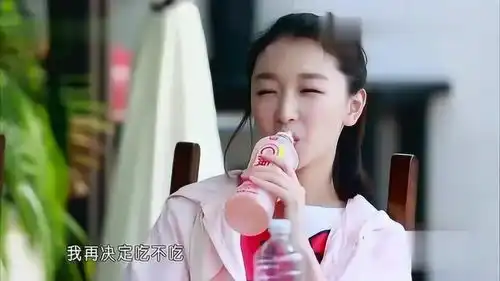 周冬雨为余文乐做早餐,看到余文乐的表情,周冬雨决定不吃了
