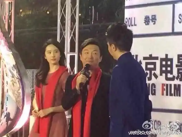 今年赵薇网友骂不少,这次和黄渤做的这件事挺靠谱