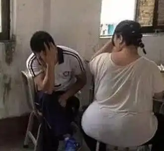 搞笑图片懒床女友最佳叫起方式,哥们请保重

