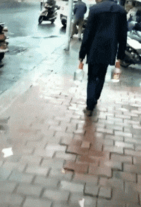 搞笑gif趣图大哥,这样赶猪它是不会走的
