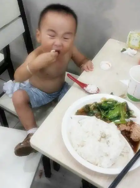 搞笑图片这孩子从小就有干饭人的特质,长大了饭途无量女生
