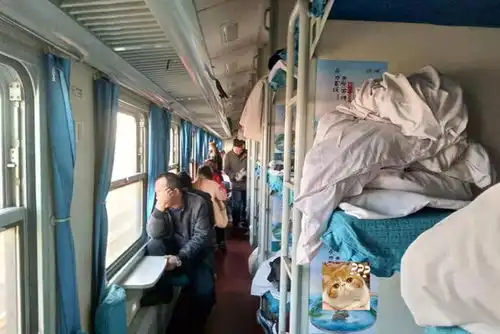太搞笑男子坐卧铺丢鞋子,光脚出站冷得哆嗦,旁边旅客眼神亮了
