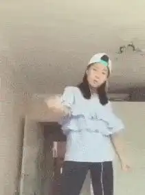 搞笑gif趣图如果不提前吃药,还是不要把妹子放出来了

