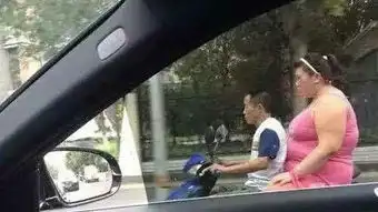 女生在肚子上纹了匹狼,都觉得非常酷,直到怀孕了,变成了哈士奇