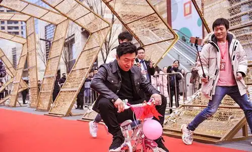 成名前被嘲讽,成名后是林志玲心仪的对象,他为何没有抛妻弃子
