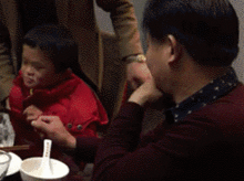 搞笑gif趣图姑娘,你这有点贪心哦
