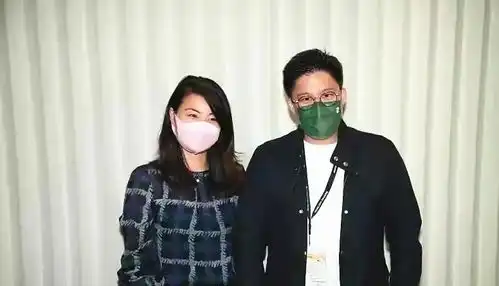 郭晶晶和霍启刚亮相,夫妇俩一身暗色好低调,全程佩戴口罩值得赞