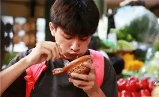 组团吃蝎子郭晶晶紧捂胸口刘翔呛出眼泪
