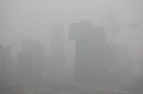 雾霾天惊现巨大生物,体态似人,身高数米
