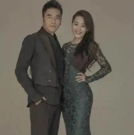 靠第一任妻子走红,靠第二任妻子发家致富,今48岁成亿万富豪
