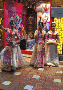 搞笑孩子也许是太困了,上个厕所的功夫都能睡着
