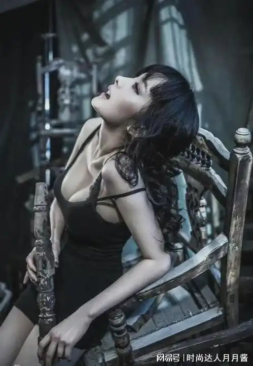 杨幂穿搭愈发大胆了,藏都藏不住,女人味十足
