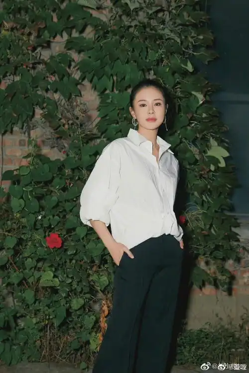 组图董璇晒照为好姐妹关悦庆生二人比心亲亲感情好
