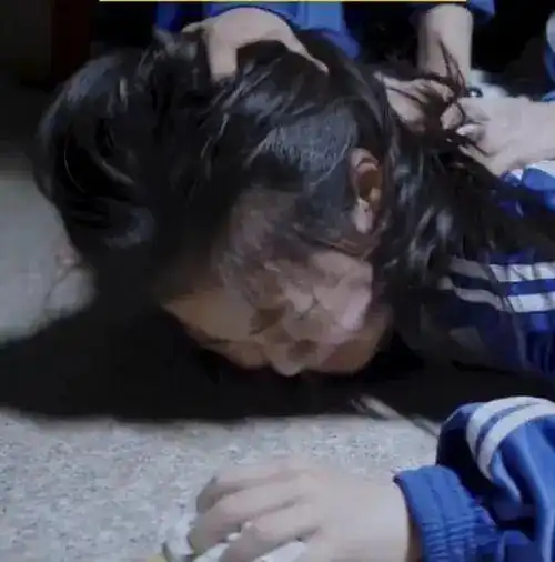 通灵女生替同学出头,惨遭校园霸凌,霸凌者下场惨了
