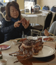 爆笑gif图妹子,出来撸串也不穿件马甲,冻感冒了可怎么办
