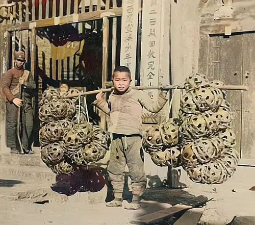 老照片民国时期的算命先生,小溪边洗衣服的小女孩
