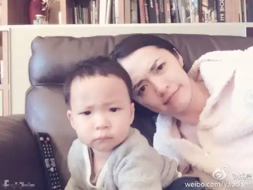 姚晨晒与儿子小土豆自拍秀卖萌皱眉表情神同步