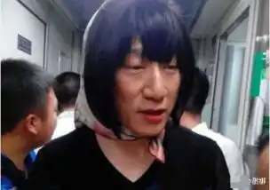 孙红雷发谢娜丑照互黑最后一张照片有个点好奇怪
