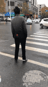 搞笑图片你可真是怂啊,还没有打你就跪地求饶了
