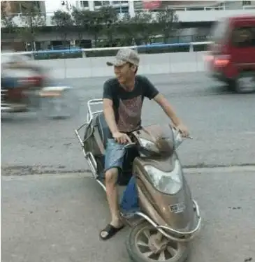 搞笑gif趣图有大妈的地方哪里都是舞台,坐火车都不要跳起来
