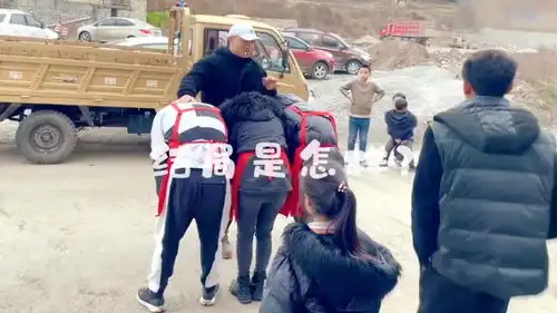 全网搞笑视频合集让人爆笑的尴尬摔倒瞬间
