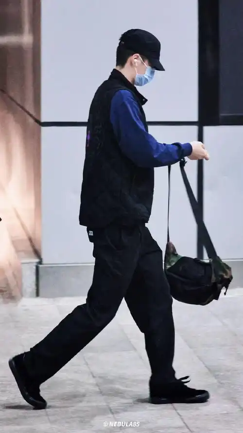 王一博深夜结束录制从长沙返回南宁走路带风的震哥开启新一轮拍摄