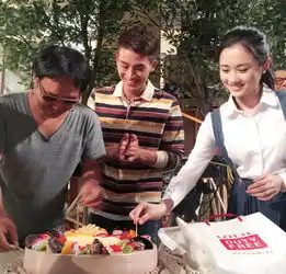 欧豪片场庆23岁生日抱吉他现场为工作人员献唱
