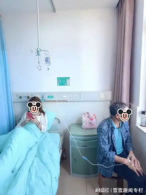 女子到医院照顾父亲,她躺在病床上玩手机,让父亲坐在椅子上输液
