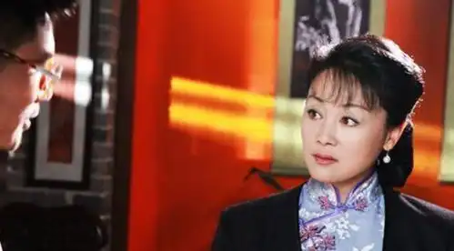 孩子是她一生的痛,女儿成妖艳整容脸,27岁儿子智力才到学龄前
