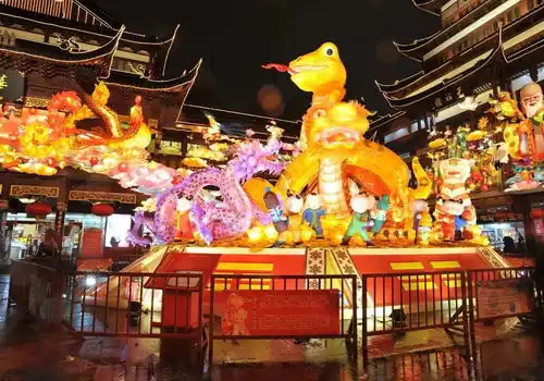这15秒火遍了全球中国亲情暖哭外国网友豫园灯会,上海老字号,来感受浓浓的中国年味

