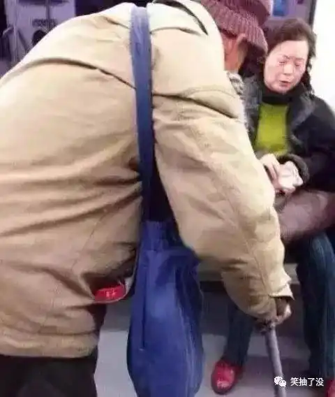 搞笑图片男人真是太不容易了,幸亏女朋友瘦,不然非要累死
