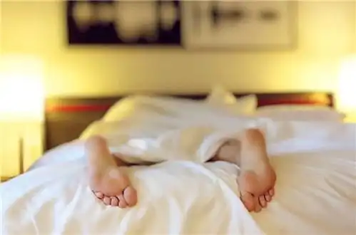 早起赖床越睡越累当心睡眠把你灌醉
