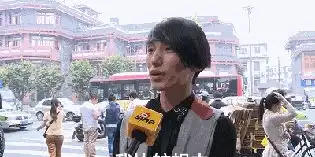 搞笑gif趣图大爷满满的少女心全毁在这摔上了
