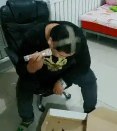 带孩子逛街,危险无处不在有没有
