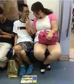 gif搞笑趣图这是喝酒喝醉了啊还是瞌睡成这样了
