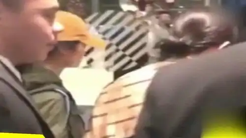 杨幂下车后表情十分不开心,任由粉丝如何呼喊都不搭理
