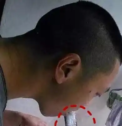 搞笑图片幽默段子笑话好热啊老板,再给我加一桶冰

