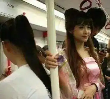 gif搞笑趣图美女帅哥两个跑小树林干嘛,不怕蚊子咬吗
